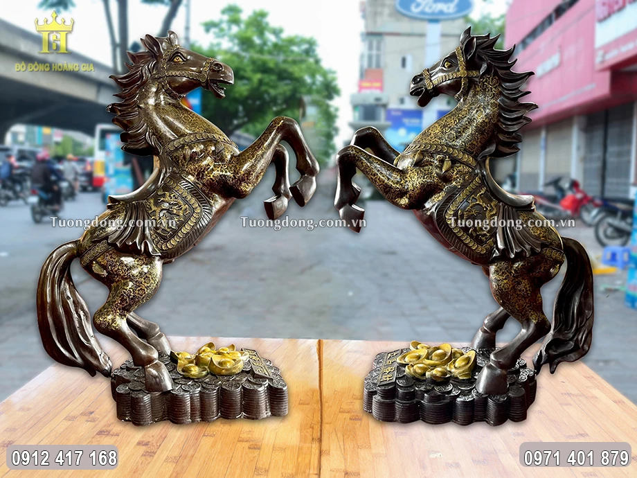 Đôi ngựa thường được các gia chủ chọn đặt tại không gian phòng khách hay tại sảnh lớn của công ty